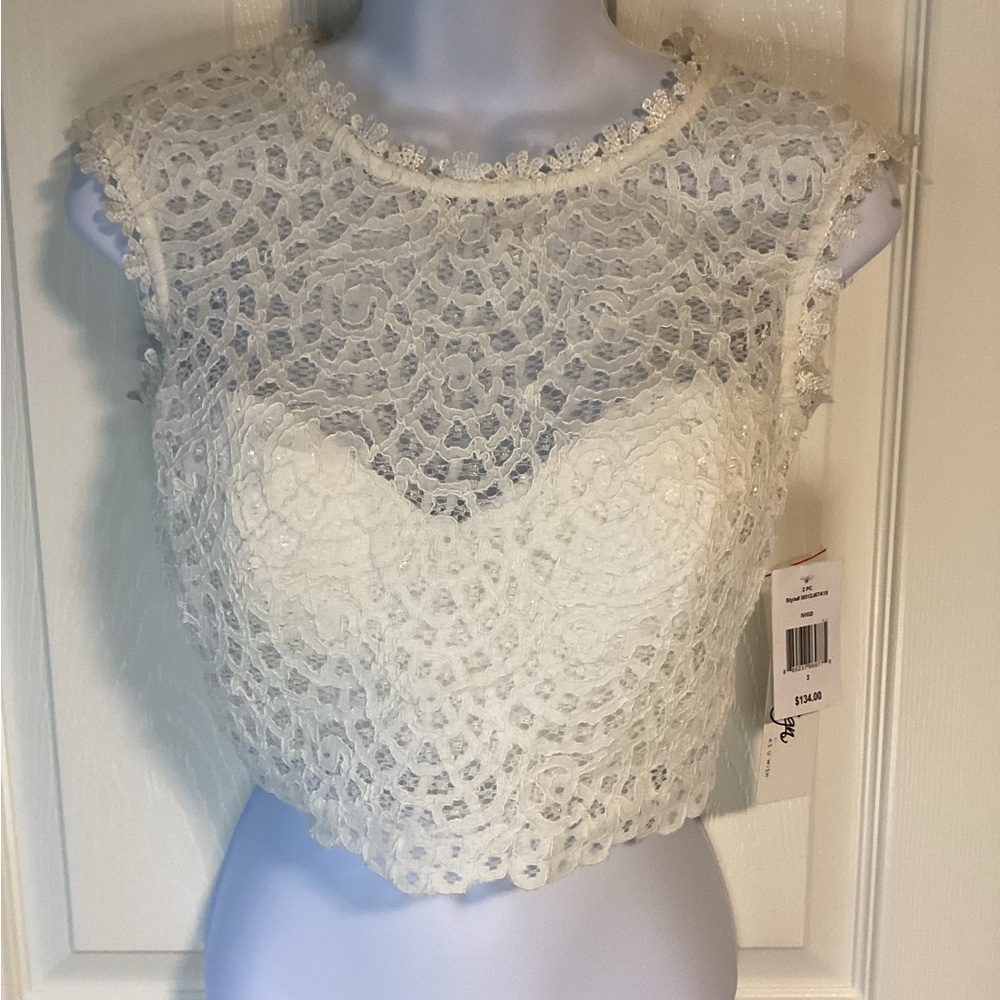 White lace crop top with beautiful back closure by Love Reign-size 3NWT